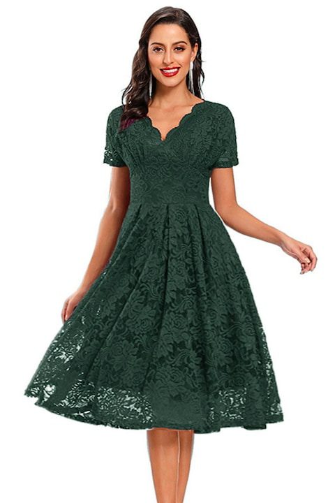 Топ 30 - Стилни Дамски Рокли 2025 Елегантна дантелена рокля с V-образно деколте