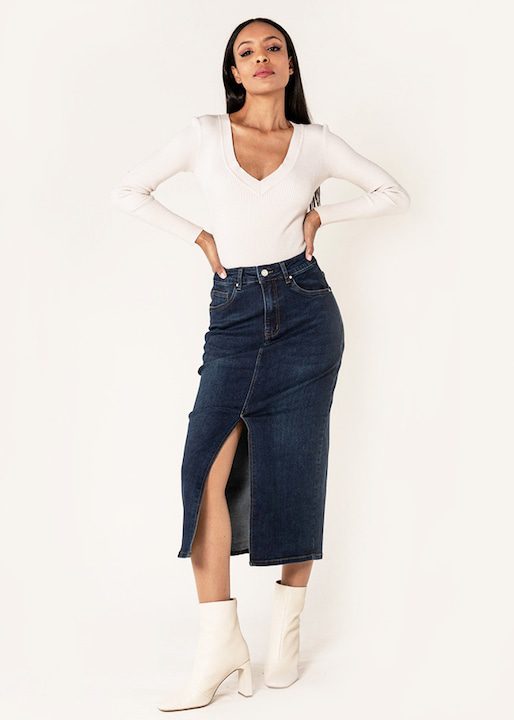 Красиви и Стилни Дамски Поли - Какво Предлага Мода 2025 Година Тъмносиня дънкова пола с преден цеп P215 M10 17921