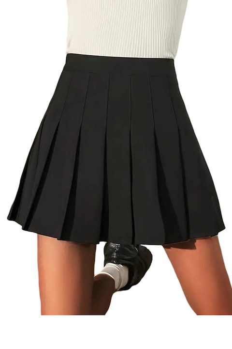 Красиви и Стилни Дамски Поли - Какво Предлага Мода 2025 Година Къса плисирана пола