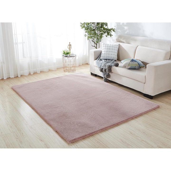 Килими за Хол - Модните Тенденции за 2025-2026 Година в България - Нашите Предложения Мек полиестерен килим с памучна основа, идеален за зони за релакс, предлага се в пастелно розово и с размери 160x230 см, с висок косъм и висока плътност, идеален за превръщането на всяка стая в топло и приветливо пространство.