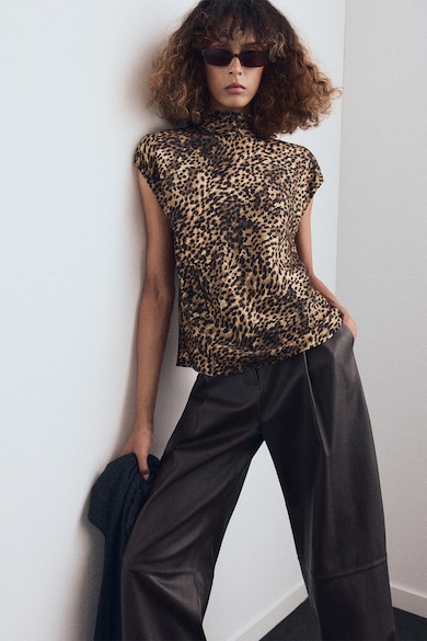 Подбрахме За Вас 12 Елегантни Сатинирани Дамски Блузи За Офиса И Вечеря Mango Сатинирана блуза с животински принт и къси ръкави