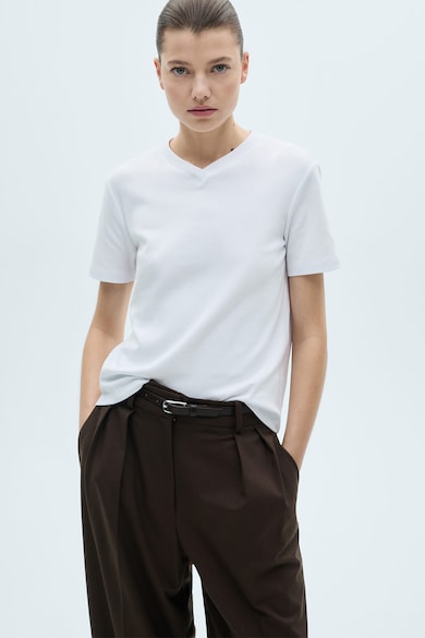 Дамски Тениски С Шпиц: 7 Стилни Модела За Оформено Деколте