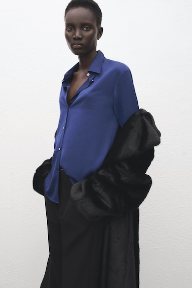 Сатенени И Бляскави Дамски Ризи — Топ 9 За Вечерни Излизания