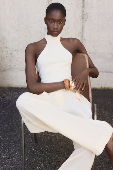 Топ 10 Дамски Базови Бели Блузи И Тениски Под 20 €